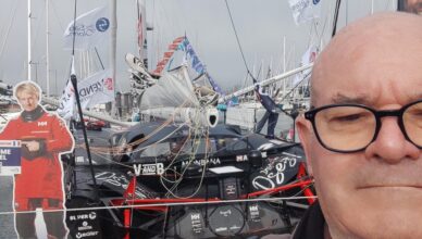 devant l'IMOCA de Maxime SOREL