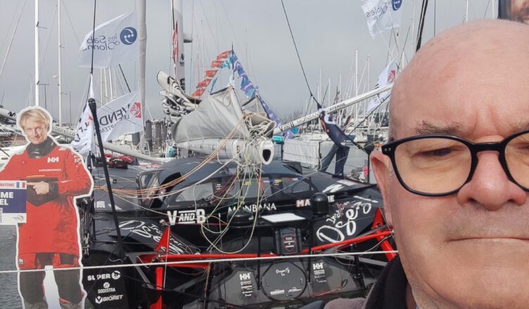 devant l'IMOCA de Maxime SOREL