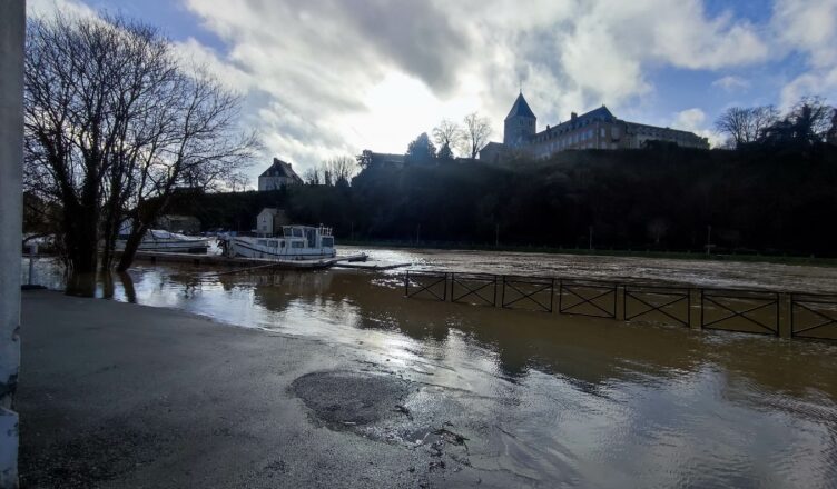 le 27 janvier la mayenne en crue au pied se l'église saint Jean-baptiste de Château-Gontier sur Mayenne